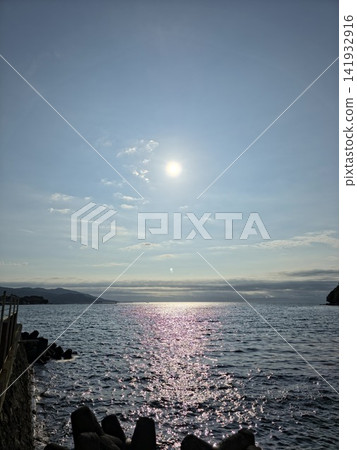 The beautiful Suruga Bay, with the shining sun at its center. The beautiful Suruga Bay, with the shining sun at its center. 141932916
