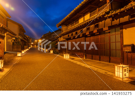 在三重縣龜山市關宿東海道舉行的關宿祇園夏季祭期間，人們在夜晚點亮燈籠。 141933275