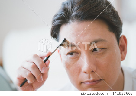 男士眉毛護理:用眉刷修飾眉毛(適用於40歲左右的男士) 男士眉毛護理:用眉刷修飾眉毛(適用於40歲左右的男士) 141933603