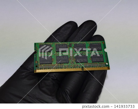 手中拿著筆記型電腦(PC)主記憶體(RAM) 手中拿著筆記型電腦(PC)主記憶體(RAM) 141933733