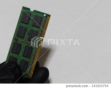手中拿著筆記型電腦(PC)主記憶體(RAM) 手中拿著筆記型電腦(PC)主記憶體(RAM) 141933734