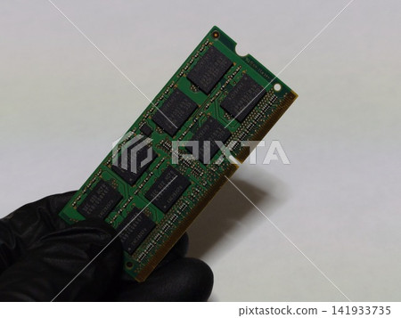 手中拿著筆記型電腦(PC)主記憶體(RAM) 手中拿著筆記型電腦(PC)主記憶體(RAM) 141933735