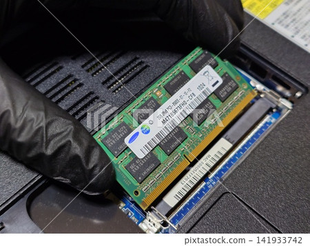 Installing main memory (RAM) in a laptop (PC) Installing main memory (RAM) in a laptop (PC) 141933742