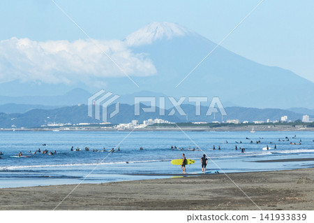 湘南久沼海灘:富士山與衝浪者 湘南久沼海灘:富士山與衝浪者 141933839