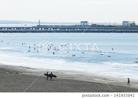 湘南久沼海灘:衝浪者正走向大海 湘南久沼海灘:衝浪者正走向大海 141933841