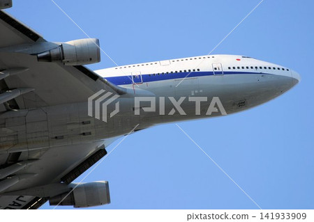 一架波音747巨型噴射客機在起飛和爬升過程中。 一架波音747巨型噴射客機在起飛和爬升過程中。 141933909