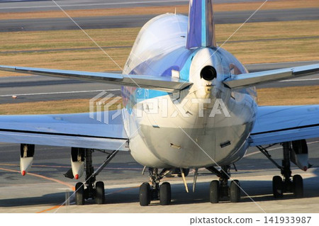 一架巨型噴射客機(波音747)正駛向跑道。 一架巨型噴射客機(波音747)正駛向跑道。 141933987