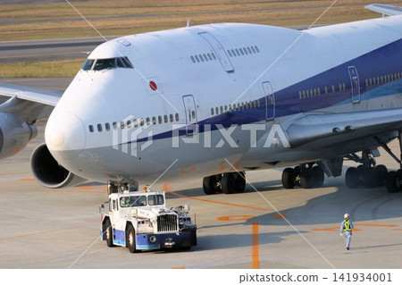 一架巨型噴射客機(波音747)正在推出。 一架巨型噴射客機(波音747)正在推出。 141934001