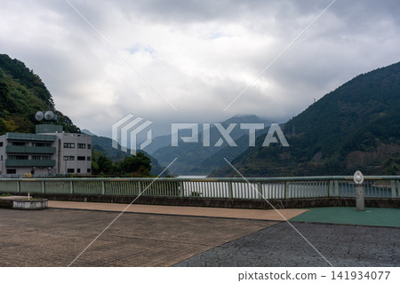 山間湖畔的風景和設施 141934077