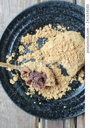 自製萩糕（年糕）的橫切面，包覆了烤黃豆粉，以及一根用於日式甜點的竹籤。 141934080