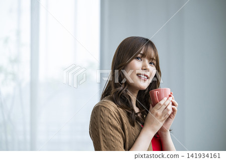 靠窗喝咖啡的年輕女人 靠窗喝咖啡的年輕女人 141934161