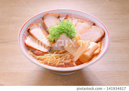 叉燒拉麵、中式麵條、烤豬肉、叉燒肉、豬肉、醬油拉麵。 叉燒拉麵、中式麵條、烤豬肉、叉燒肉、豬肉、醬油拉麵。 141934817