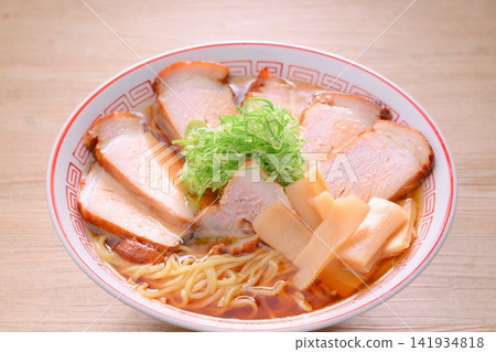 叉燒拉麵、中式麵條、烤豬肉、叉燒肉、豬肉、醬油拉麵。 叉燒拉麵、中式麵條、烤豬肉、叉燒肉、豬肉、醬油拉麵。 141934818