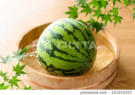 西瓜在桶子裡冷藏 141935057