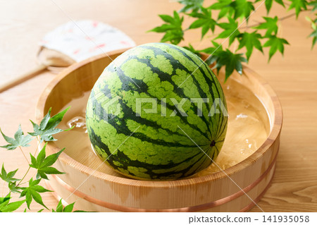 西瓜在桶子裡冷藏 西瓜在桶子裡冷藏 141935058