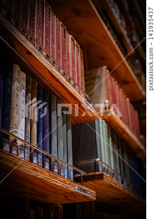 角川武藏野博物館的書架劇院和令人驚嘆的巨型書架 角川武藏野博物館的書架劇院和令人驚嘆的巨型書架 141935437