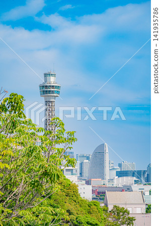 晴朗的夏日,從海港山景公園欣賞到橫濱港和海灣大橋的壯麗景色。 晴朗的夏日,從海港山景公園欣賞到橫濱港和海灣大橋的壯麗景色。 141935786