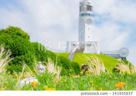 白色的橫濱港標誌塔在晴朗的夏日天空下格外醒目,草坪上空的藍天也構成了一幅美麗的景象。 白色的橫濱港標誌塔在晴朗的夏日天空下格外醒目,草坪上空的藍天也構成了一幅美麗的景象。 141935837