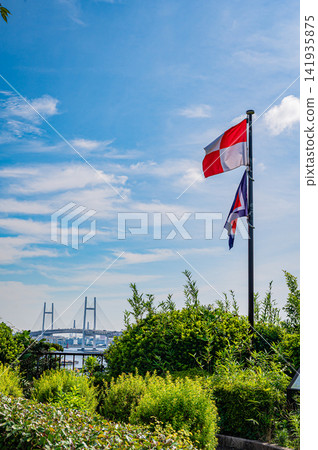 晴朗的夏日,從海港山景公園欣賞到橫濱港和海灣大橋的壯麗景色。 晴朗的夏日,從海港山景公園欣賞到橫濱港和海灣大橋的壯麗景色。 141935875