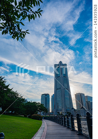 橫濱港未來地區的夏日，晴空萬裡，展現濱水區與城市的活力景觀。 141935928