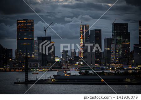 夏夜,從豐洲海濱眺望,一棟閃閃發光的高樓公寓和城市夜景盡收眼底。 夏夜,從豐洲海濱眺望,一棟閃閃發光的高樓公寓和城市夜景盡收眼底。 141936079