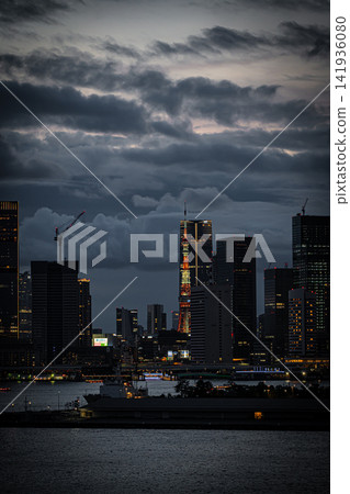 夏夜,從豐洲海濱眺望,一棟閃閃發光的高樓公寓和城市夜景盡收眼底。 夏夜,從豐洲海濱眺望,一棟閃閃發光的高樓公寓和城市夜景盡收眼底。 141936080