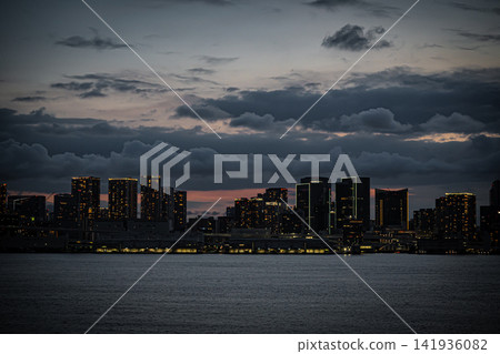 夏夜，從豐洲海濱眺望，一棟閃閃發光的高樓公寓和城市夜景盡收眼底。 141936082