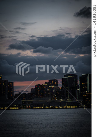 夏夜,從豐洲海濱眺望,一棟閃閃發光的高樓公寓和城市夜景盡收眼底。 夏夜,從豐洲海濱眺望,一棟閃閃發光的高樓公寓和城市夜景盡收眼底。 141936083