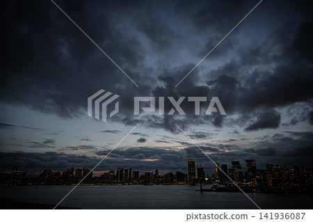 夏夜,從豐洲海濱眺望,一棟閃閃發光的高樓公寓和城市夜景盡收眼底。 夏夜,從豐洲海濱眺望,一棟閃閃發光的高樓公寓和城市夜景盡收眼底。 141936087