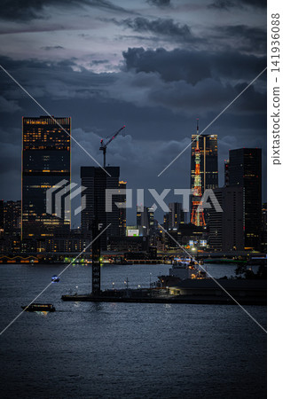 夏夜,從豐洲海濱眺望,一棟閃閃發光的高樓公寓和城市夜景盡收眼底。 夏夜,從豐洲海濱眺望,一棟閃閃發光的高樓公寓和城市夜景盡收眼底。 141936088