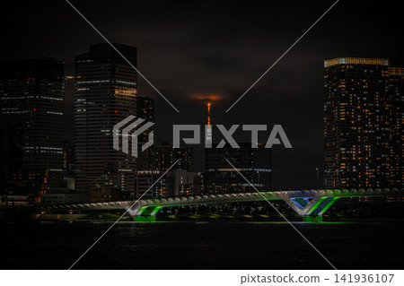 夏夜,從豐洲海濱眺望,一棟閃閃發光的高樓公寓和城市夜景盡收眼底。 夏夜,從豐洲海濱眺望,一棟閃閃發光的高樓公寓和城市夜景盡收眼底。 141936107