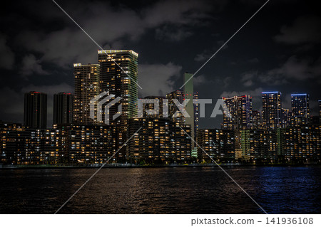 夏夜,從豐洲海濱眺望,一棟閃閃發光的高樓公寓和城市夜景盡收眼底。 夏夜,從豐洲海濱眺望,一棟閃閃發光的高樓公寓和城市夜景盡收眼底。 141936108