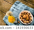 盛放在陶瓷盤中的烘焙食品 141936633