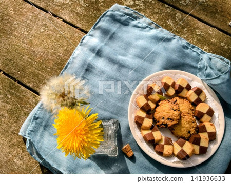 盛放在陶瓷盤中的烘焙食品 141936633