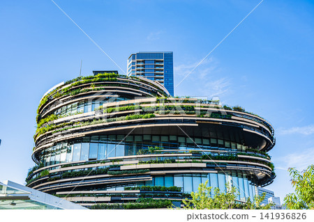 NEWoMan Takanawa 的外觀和 Takanawa Gateway 的現代城市景觀在夏日藍天的襯托下格外醒目。 NEWoMan Takanawa 的外觀和 Takanawa Gateway 的現代城市景觀在夏日藍天的襯托下格外醒目。 141936826