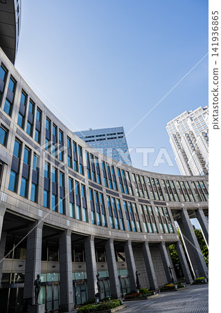 東京都廳第一大樓在湛藍的夏日天空下巍然聳立,構成了一幅壯麗的全景圖。 東京都廳第一大樓在湛藍的夏日天空下巍然聳立,構成了一幅壯麗的全景圖。 141936865