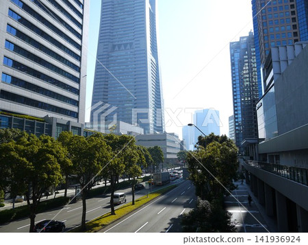 從人行天橋上看到的高層建築 從人行天橋上看到的高層建築 141936924