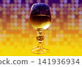 精釀啤酒倒入精美的玻璃杯中 141936934