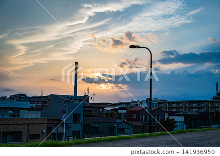 夏夜的景色美不勝收,隅田川煙火大會的絢麗煙火和東京晴空塔交相輝映。 夏夜的景色美不勝收,隅田川煙火大會的絢麗煙火和東京晴空塔交相輝映。 141936950