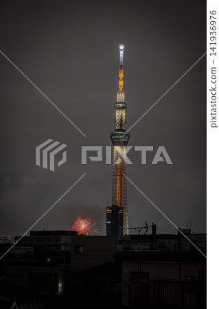 夏夜的景色美不勝收，隅田川煙火大會的絢麗煙火和東京晴空塔交相輝映。 141936976