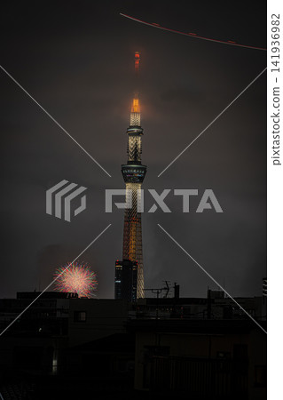夏夜的景色美不勝收,隅田川煙火大會的絢麗煙火和東京晴空塔交相輝映。 夏夜的景色美不勝收,隅田川煙火大會的絢麗煙火和東京晴空塔交相輝映。 141936982