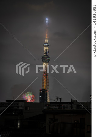 夏夜的景色美不勝收,隅田川煙火大會的絢麗煙火和東京晴空塔交相輝映。 夏夜的景色美不勝收,隅田川煙火大會的絢麗煙火和東京晴空塔交相輝映。 141936983