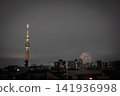 A summer night view adorned with the beautiful, large fireworks of the Sumida River Fireworks Festival and the Tokyo Skytree. 141936998