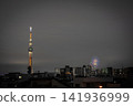 A summer night view adorned with the beautiful, large fireworks of the Sumida River Fireworks Festival and the Tokyo Skytree. 141936999