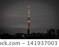 A summer night view adorned with the beautiful, large fireworks of the Sumida River Fireworks Festival and the Tokyo Skytree. 141937003