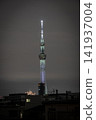 A summer night view adorned with the beautiful, large fireworks of the Sumida River Fireworks Festival and the Tokyo Skytree. 141937004