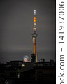 A summer night view adorned with the beautiful, large fireworks of the Sumida River Fireworks Festival and the Tokyo Skytree. 141937006