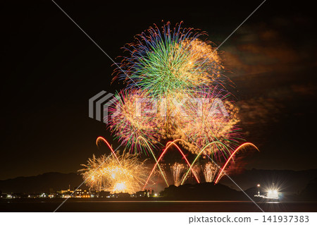 從伊良鄉(愛知縣)眺望篠島祇園祭和野島祭的煙火表演 從伊良鄉(愛知縣)眺望篠島祇園祭和野島祭的煙火表演 141937383