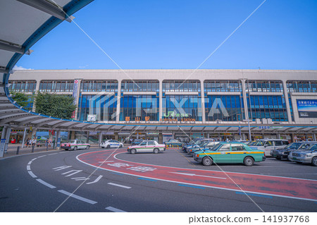 The station building and taxi stand in front of the station at the west exit of Koriyama Station [Koriyama City, Fukushima Prefecture] 141937768
