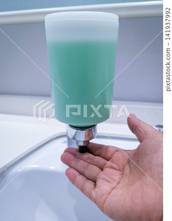液體皂液器和洗手液 液體皂液器和洗手液 141937992